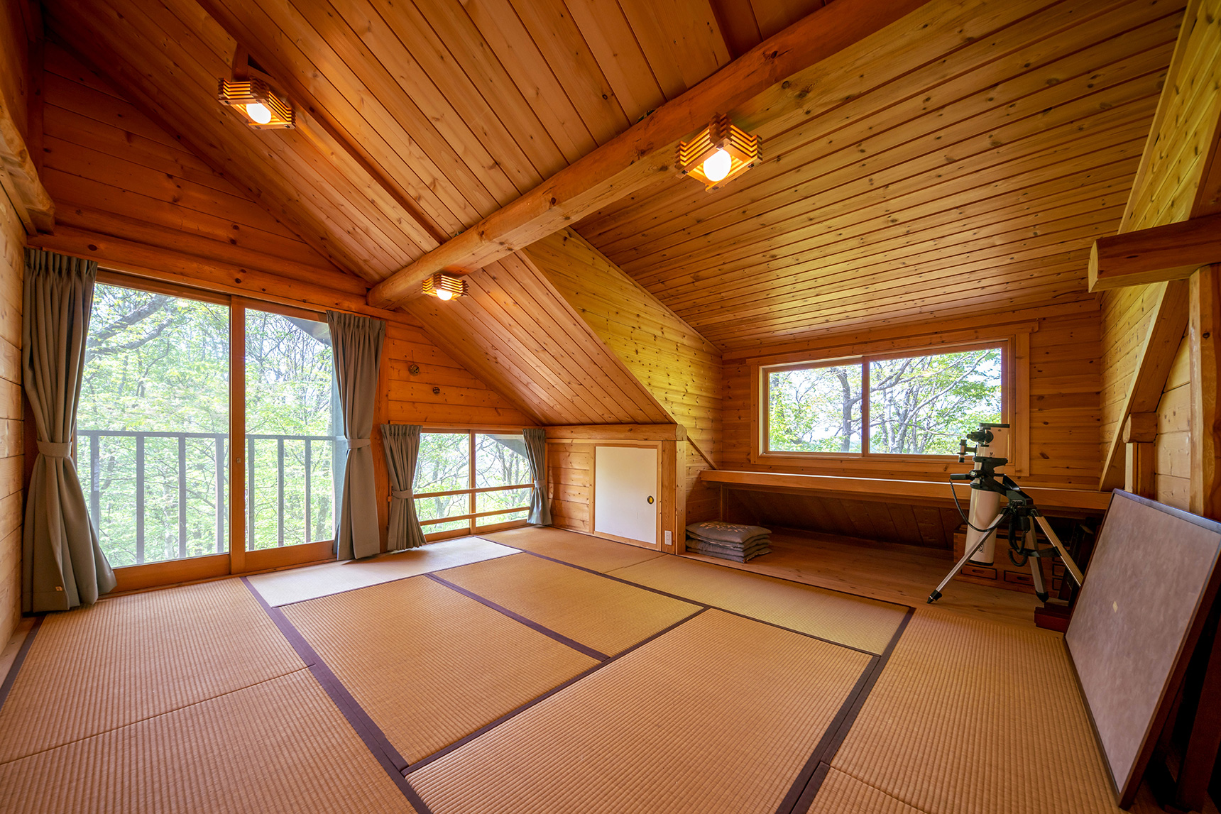 軽井沢千ヶ滝別荘地、東区に林に囲まれた趣のあるログハウスが、長期滞在専用物件に仲間入り。