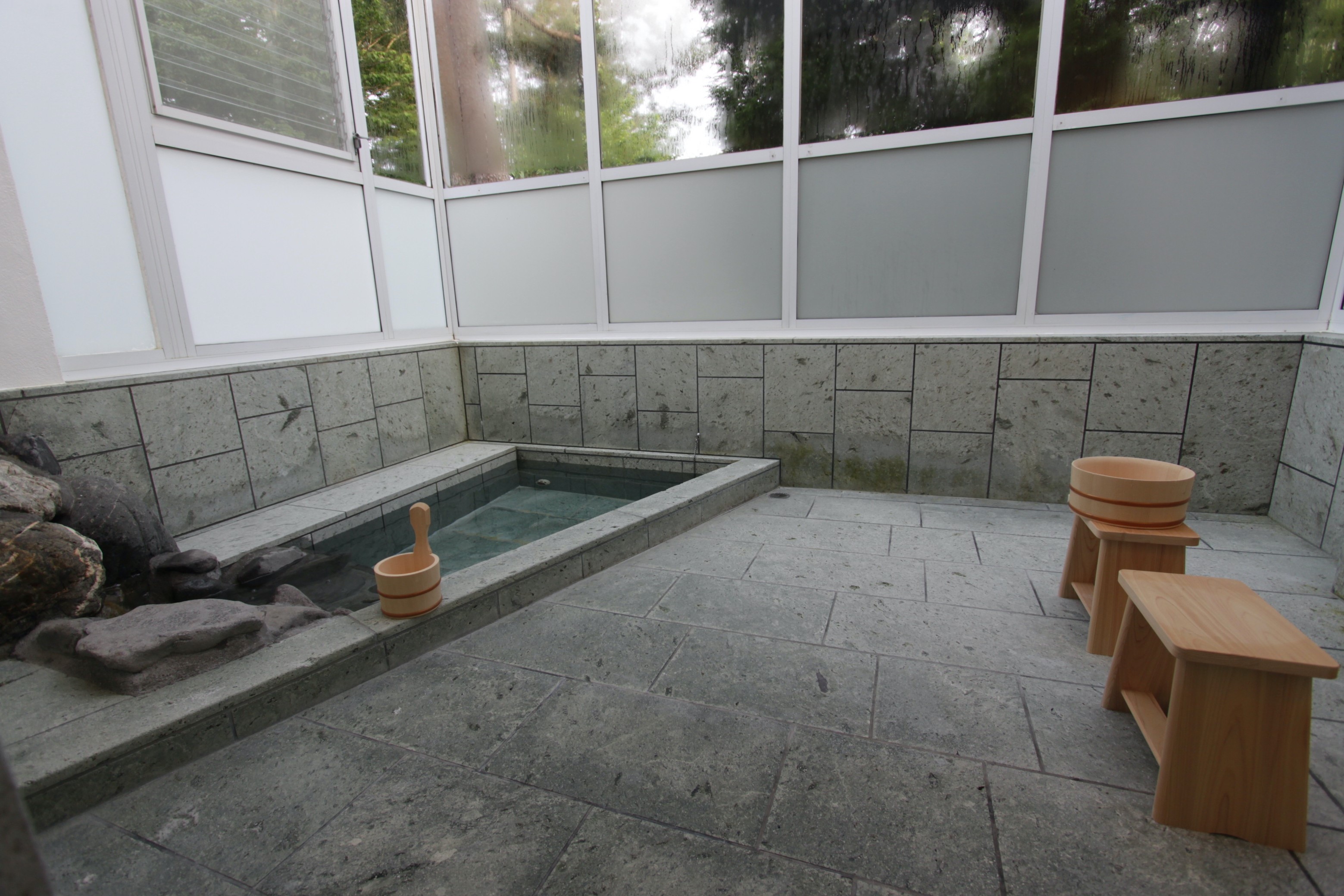 伊豆石の浴室で温泉が楽しめる広々別荘