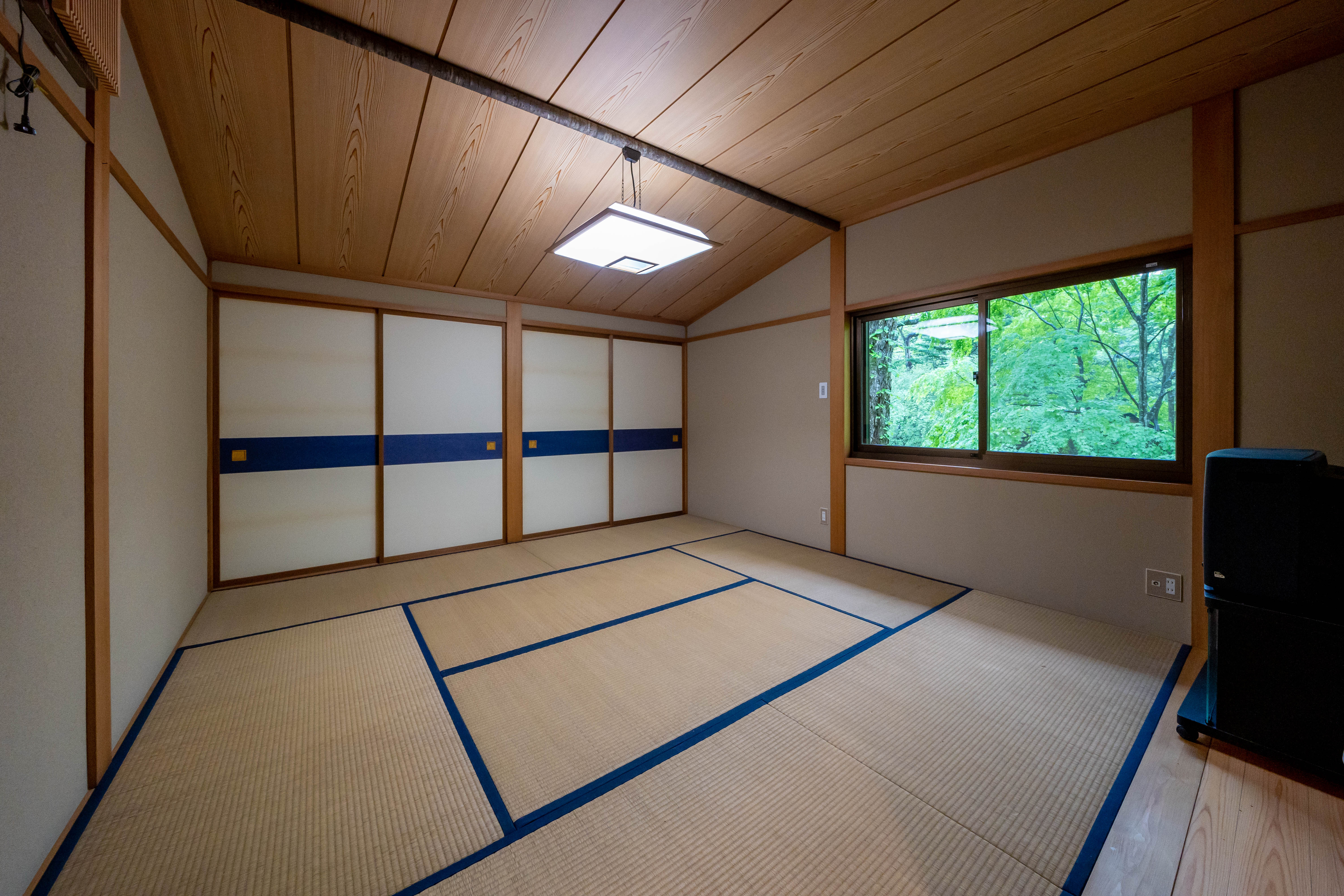 1200㎡超の苔むす庭園に佇む、壁、天井が板張りの木の風合いを愉しむ邸宅別荘