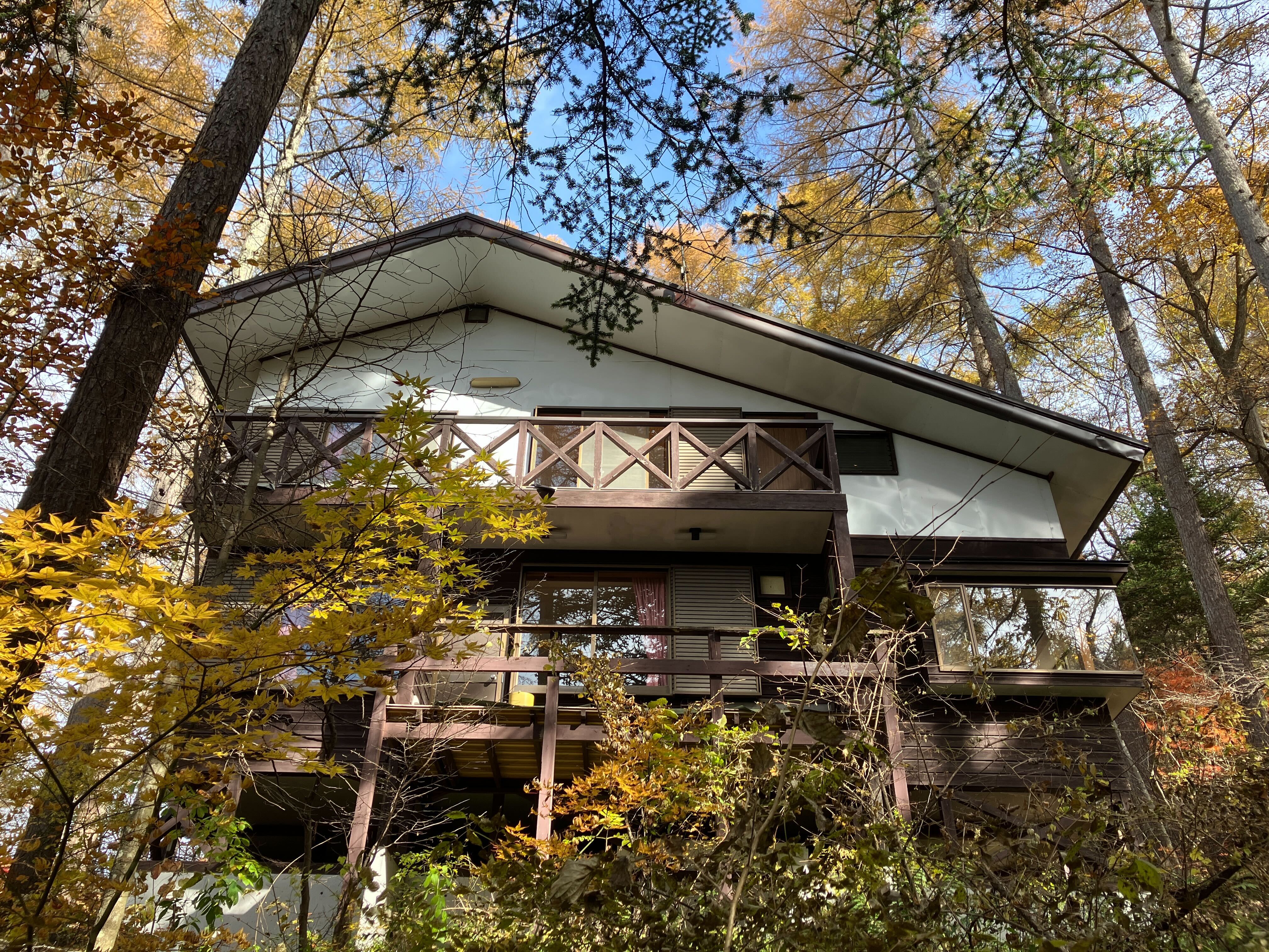 離山の林の中の閑静な別荘地