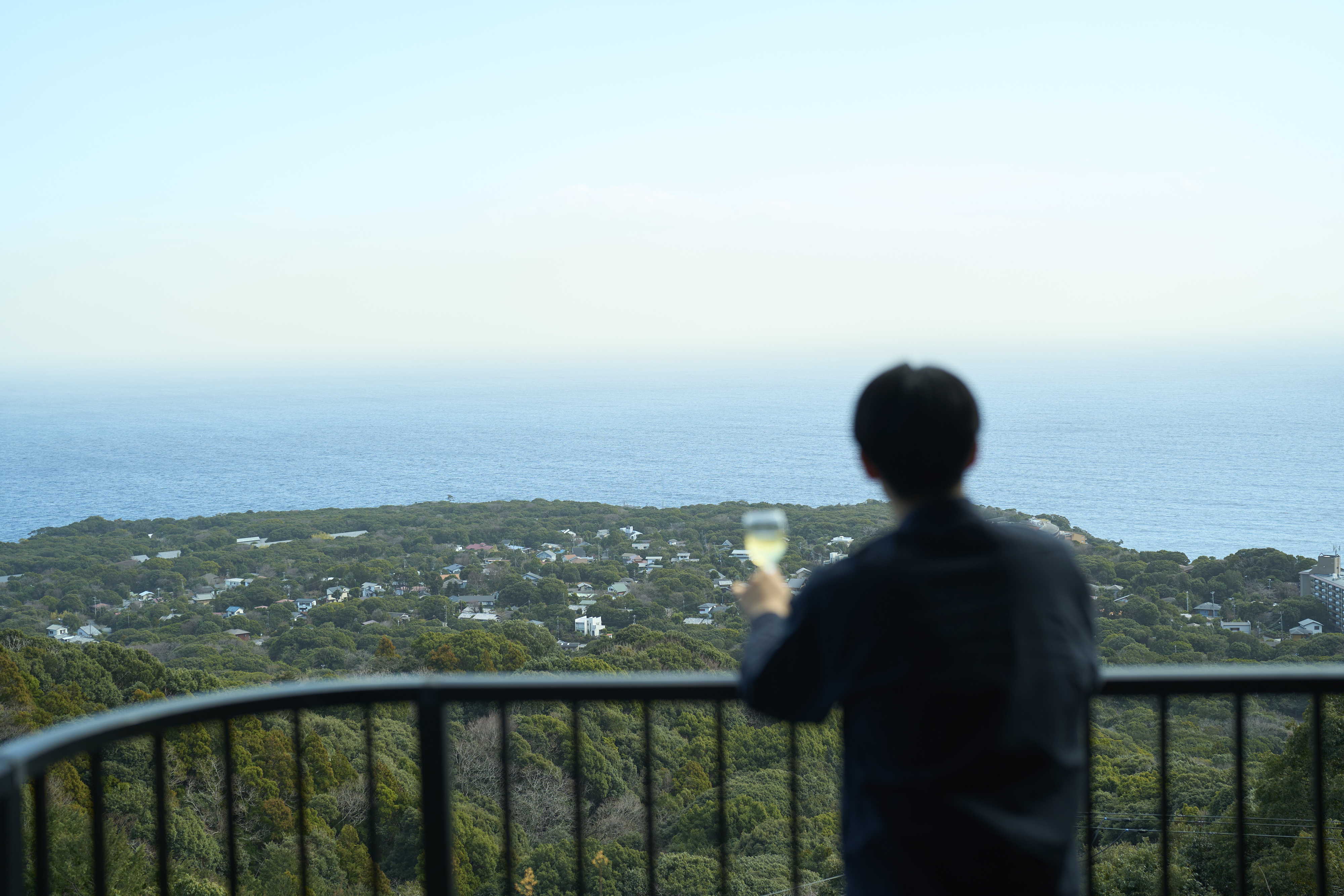 リビングから相模湾に浮かぶ大島、利島など見渡せる絶景を楽しむ温泉付き別荘