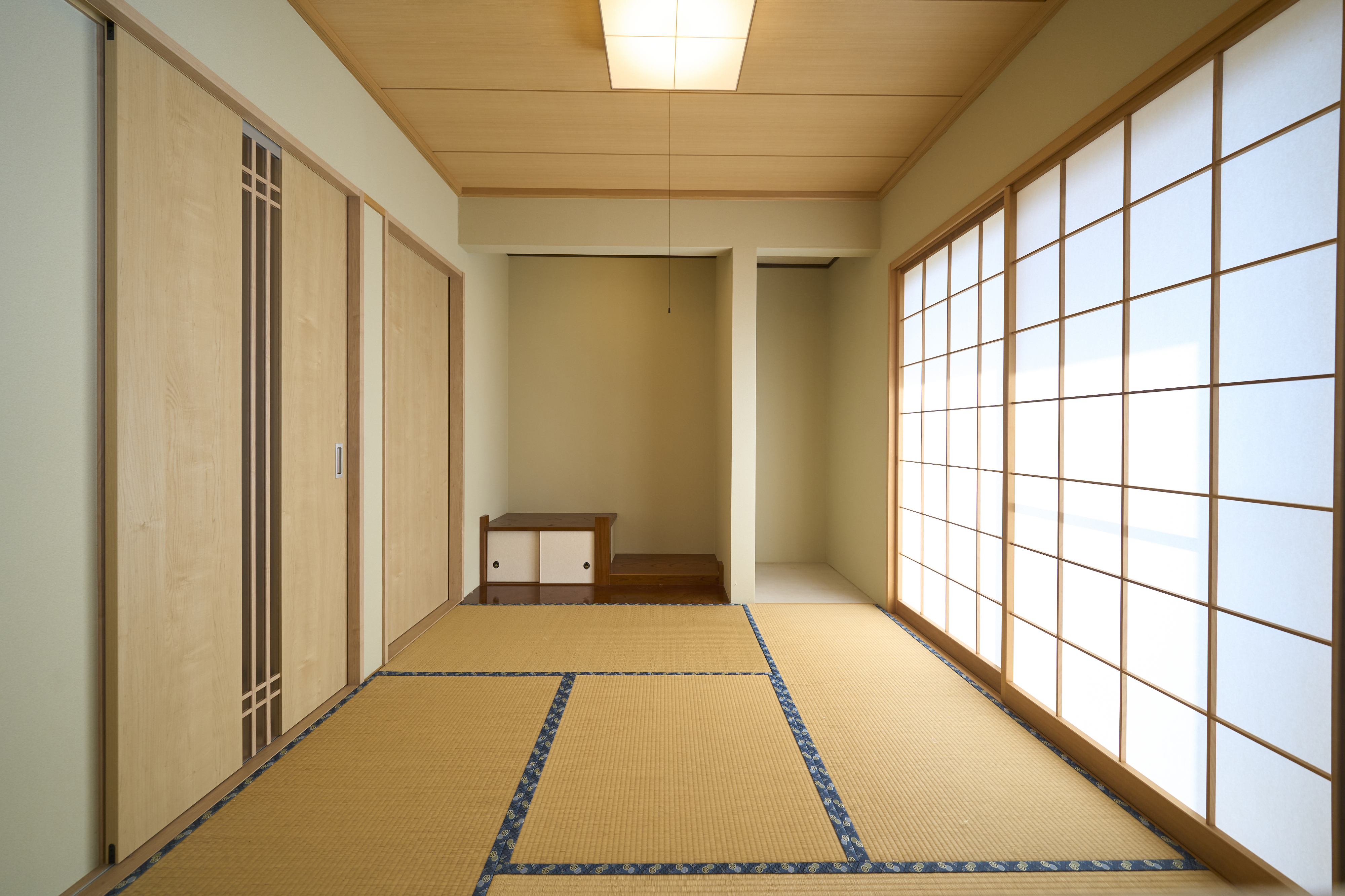 四季折々の花々を一年を通して大きなデッキでくつろぐ
